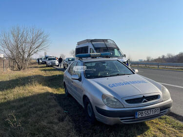 Арестуваха жандармерист, който превозвал 30 мигранти в бус на АМ Тракия
