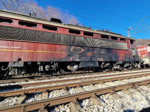 Локомотивът на бързия влак Варна София се запали край