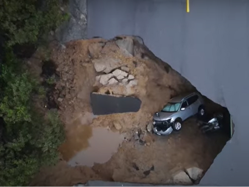 Огромна яма се отвори на шосе в Калифорния и погълна