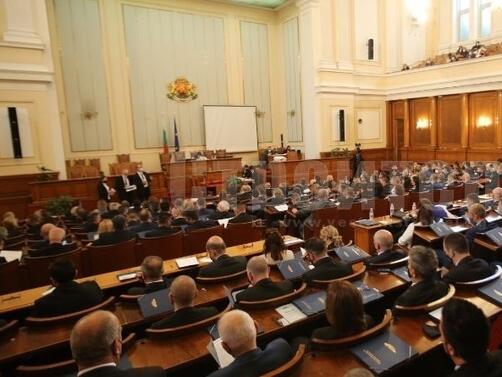 Със 187 гласа За парламентът задължи служебният кабинет да започне