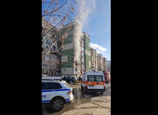 Пожар е възникнал преди минути в жилищен блок в Кюстендил