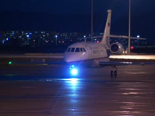 Правителственият самолет с пребития българин в Охрид кацна на летище