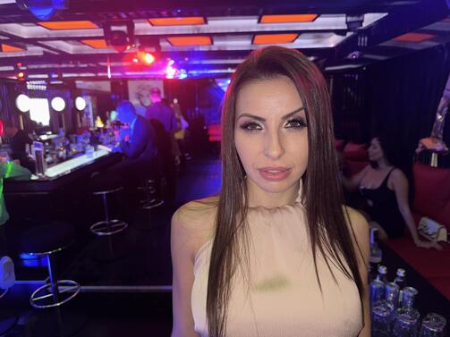 Първата българска порноактриса Диана Габровска отново издуха конкуренцията Чернокосата