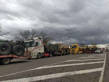 Колони от бойна техника минават през България за Украйна