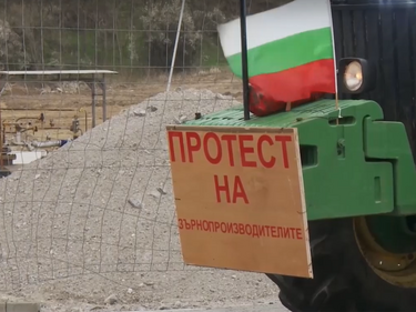 Фермерите пак на протест: Украинското зърно се продава в страната ни, нашето залежава