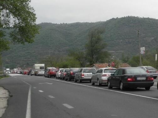 Интензивен е трафикът на излизане от столицата Колони от автомобили