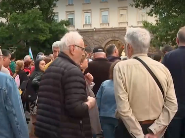 Привърженици на ПП-ДБ се събраха на протест пред Президенството
