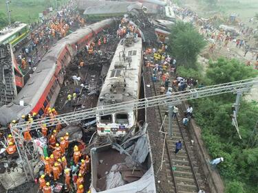280 жертви и над 900 пострадали при катастрофа между два влака в Индия
