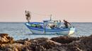 Рибари ловят сьомгова пъстърва в Черно море