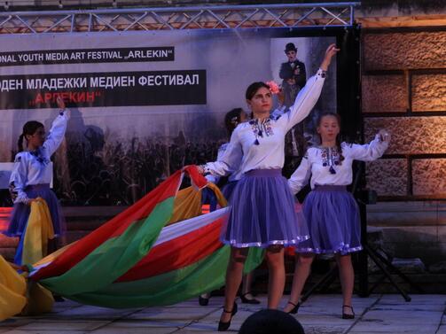 В увличащо изпълнение на Дунавско хоро започна церемонията по награждаването