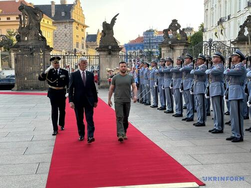Стефан МАРКОВ Президентът на Украйна вчера посети две страни. Първата