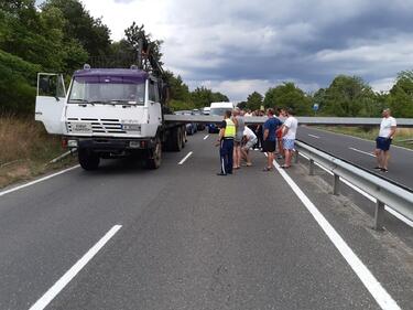 Нелеп инцидент с камион затвори временно пътя към Созопол