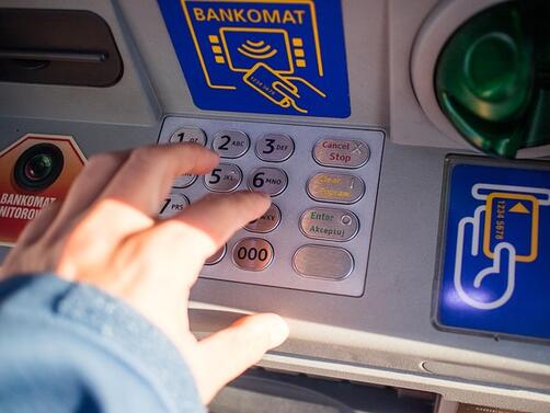 У нас броят на банкоматите в страната драстично намалява Ако