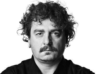 Народният театър отвърна на Камен Донев