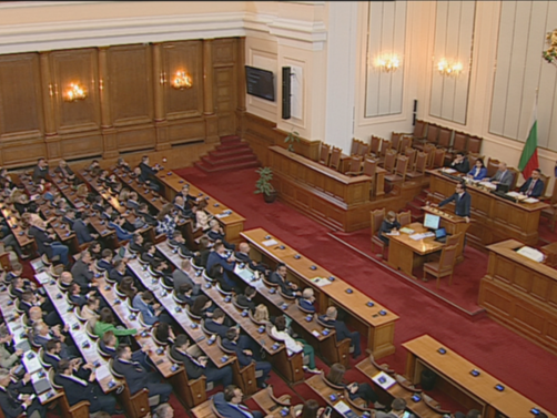 Напрежение между депутатите в пленарна зала, след като изненадващо в дневния ред