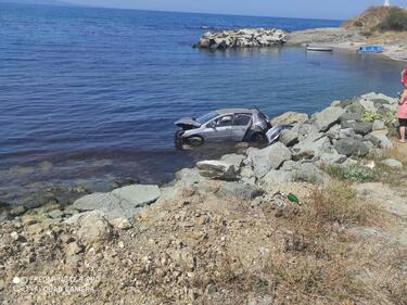 Кола падна в морето в Лозенец (Снимки)
