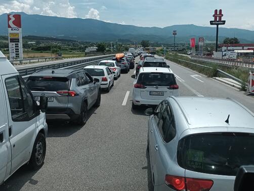 Километрично задръстване от автомобили в посока Гърция. Тапата на автомагистрала