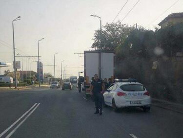 На входа на София: Хванаха камион, натъпкан с 80 нелегални мигранти