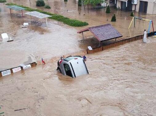 Обилните валежи от последните часове са предизвикаха страховити наводнения по
