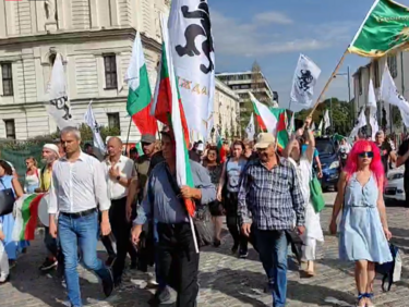 Привърженици на "Възраждане" опитаха да съборят загражденията пред Паметника на Съветската армия