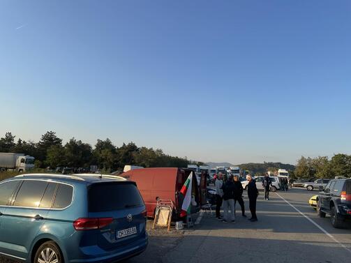 Продължава блокадата на автомагистрала Тракия Подбалканския път в района на