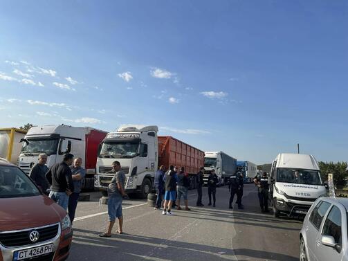 Пътните блокади на протестиращите енергетици и миньори в Старозагорско продължават
