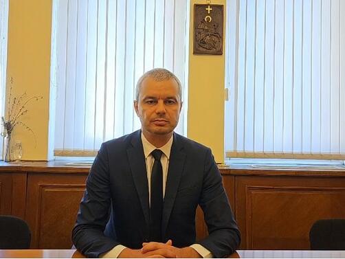 Лидерът на партия Възраждане Костадин Костадинов гласува във Варна посочвайки
