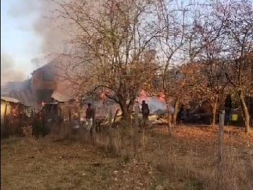 Голям пожар гори в село Говедарци. В пламъците са изгорели