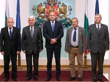 Политиците не трябва да губят връзка с българската армия, заяви Румен Радев