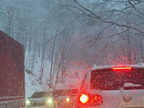 Сняг блокира трафика през високопланинските проходи От полицията призоваха да