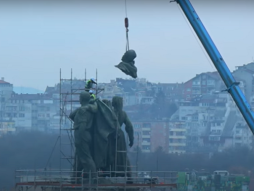 Вече шести ден продължава демонтажът на Паметника на Съветската армия.