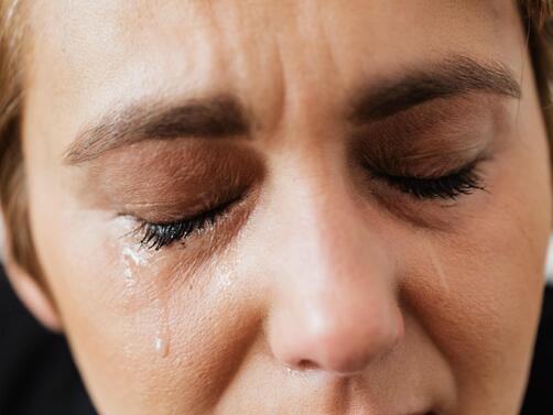 Сълзите на жените съдържат химикали които блокират мъжката агресия установи