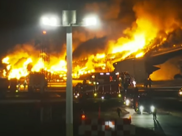 Сблъсък на два самолета е причинил пожар на токийското летище (ВИДЕО)