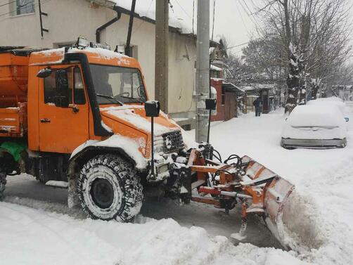 Продължава почистването на улици в София 147 снегорина са на