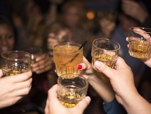 Алкохолът известен със своите многостранни отрицателни ефекти върху здравето се