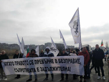 Симпатизанти и активисти на "Възраждане" блокираха входа на пристанище Бургас – запад