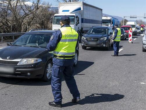 Интензивен е трафикът по някои гранични пунктове  съобщиха от МВР Границата с Румъния  Трафикът е