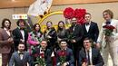 Млади ергенчета подаряват рози в метрото
