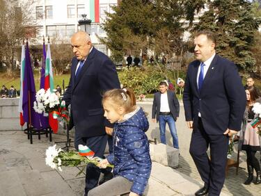 Борисов поднесе цветя пред паметника “Майка България” във Велико Търново
