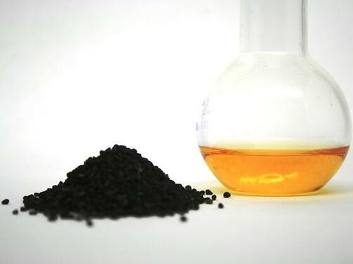 Източник на маслото от черен кимион са суровите семена на