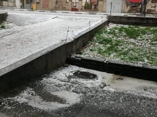 Градушка колкото грахово зърно удари няколко области на България Десетки