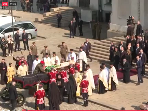 Започна литийното шествие с тялото на патриарх Неофит от катедралния