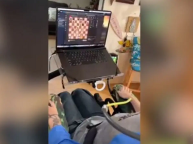 Първият чипиран с Neuralink човек показва как играе шах на компютър с ума си (ВИДЕО)
