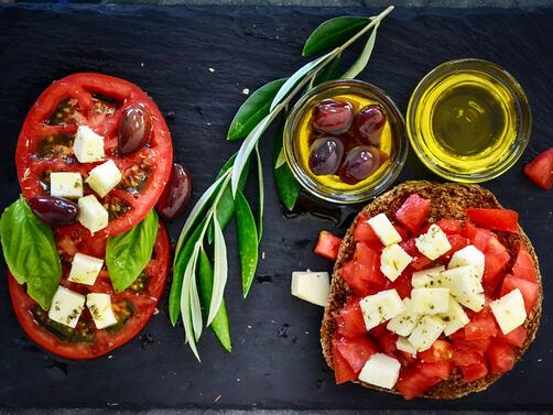 Средиземноморската диета е полезна не само с традиционното си изобилие от