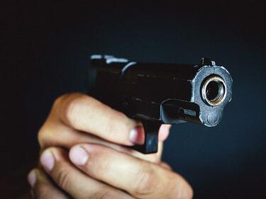 17-годишно момче заплаши майка си с пистолет в центъра на София