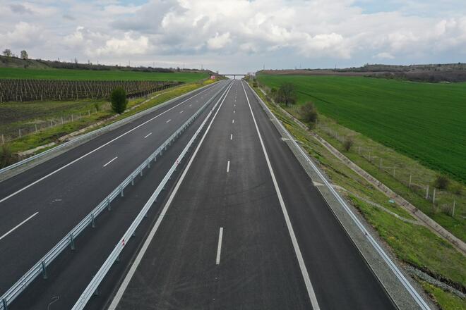 Максималната скорост на магистралите в България ще бъде намалена до 130 км/ч, вместо досегашните 140 км/ч.