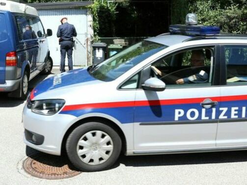 Полицията във Фьозендорф провинция Долна Австрия спря специално преустроен автомобил