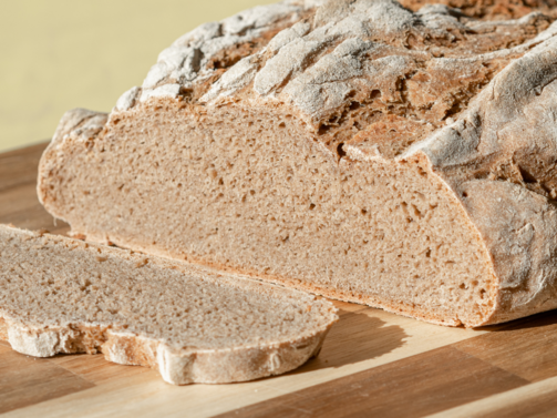 Според публикации в TikTok замразяването на хляба го прави по здравословен