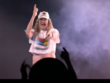 Зрителите в шок: Мъж пя на Евровизия без долни гащи (ВИДЕО)