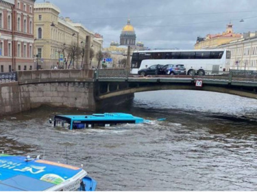 Автобус падна в река в Санкт Петербург, има загинал ВИДЕО
